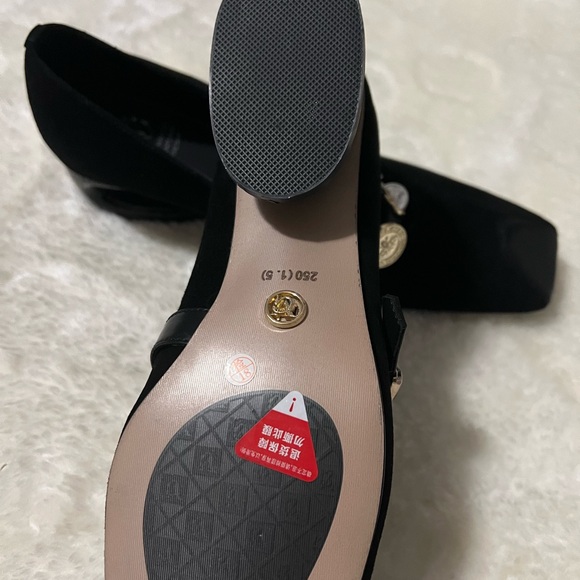 Elegant Black Women's Shoes with Gold Accents - Picture 7 of 7